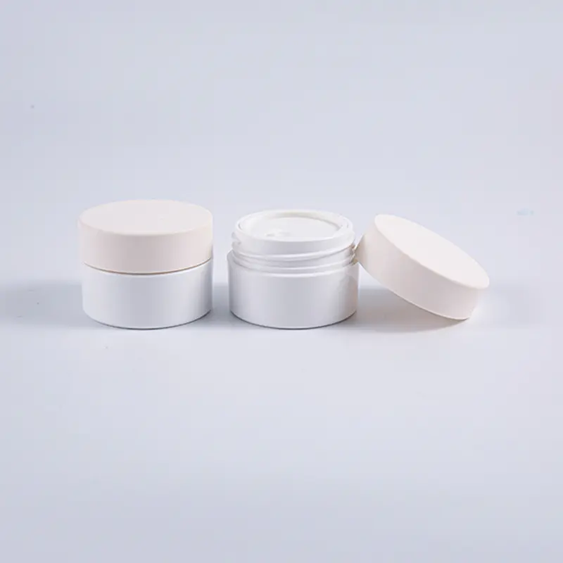 Nouvelle tendance de la crème pour le visage peut concevoir: le minimalisme et la personnalisation personnalisée